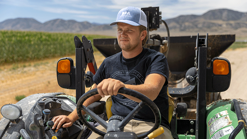 DFAM26003_Article_Young-Farmers_Image1.png
